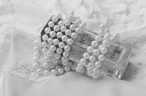 tumblr lqyucffNGC1qmsqtyo1 500 large Otkucaji pera: Priča o parfemu