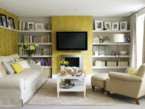 yellow wallpaper living room 665x498 Boje u enterijeru: Žuta