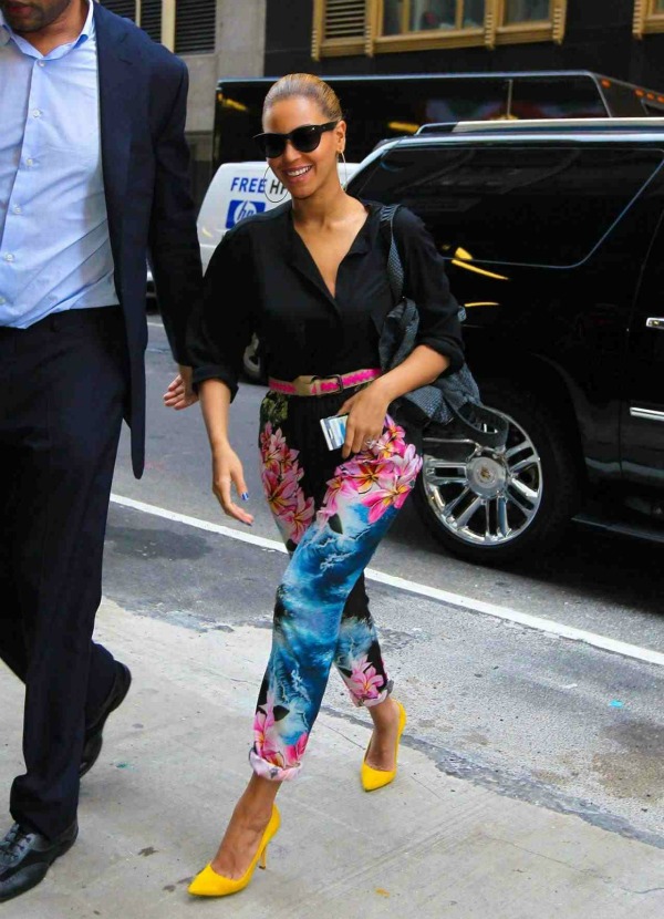 Beyonce Stella McCartney Floral Capri Pants11 Fashion Police: Crni grudnjaci i plave kose