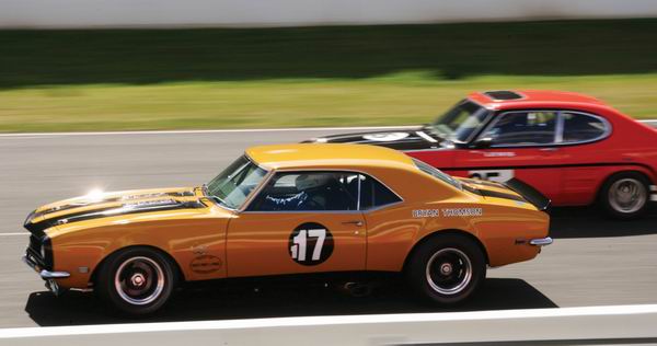 Slika 1 Drag trke su im bile omiljene 200km/h: 1970 Dodge Challenger R/T vs 1970 Chevrolet Camaro Z28 