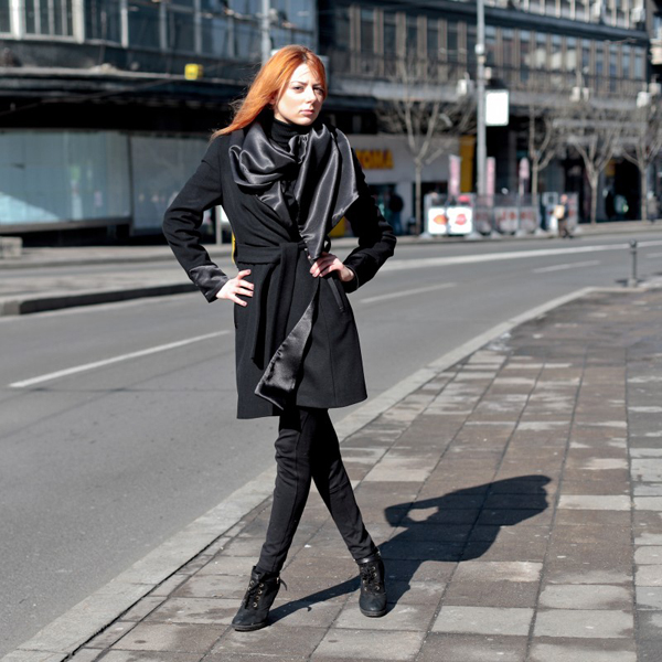 crni mantil napred Street Style: Wannabe Sales rasprodaja i Emilija Petrović (1. deo) 