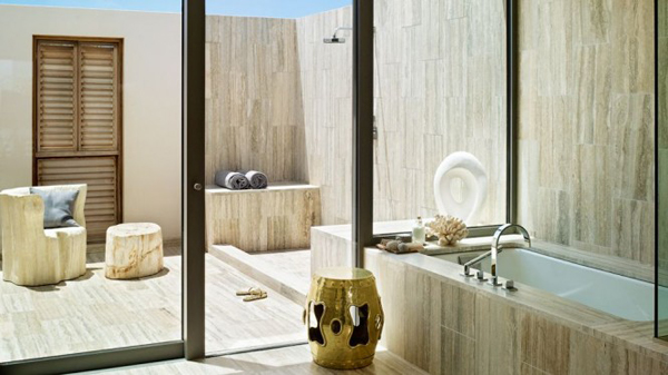 outdoor shower marble tile bathroom 665x374 Viceroy vila: Kada se spoji luksuz i egzotika 