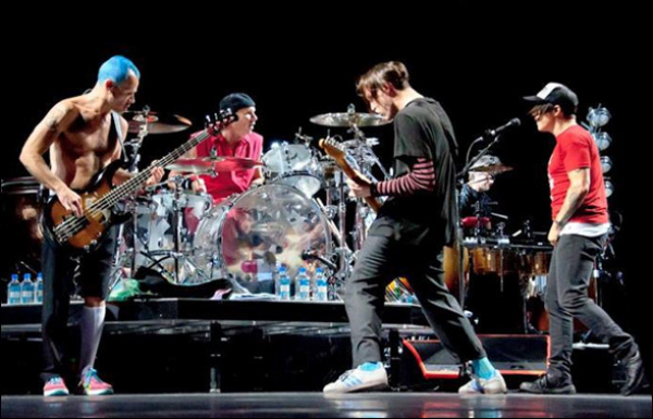 foto41 Red Hot Chili Peppers: Pet novih pesama na dar 