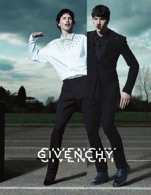 160 Modni zalogaj: Givenchy modeli i minđuše u nosu