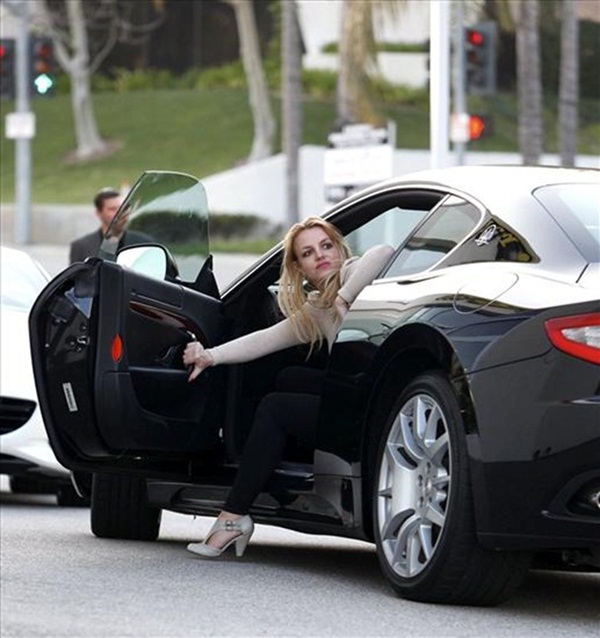 Slika18 200km/h: Britney Spears, novi BMW, trkački Lotus i Barbikin džip