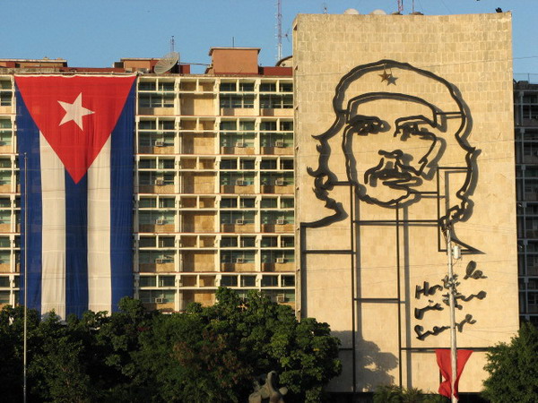 327 Trk na trg: Plaza de la Revolución, Havana
