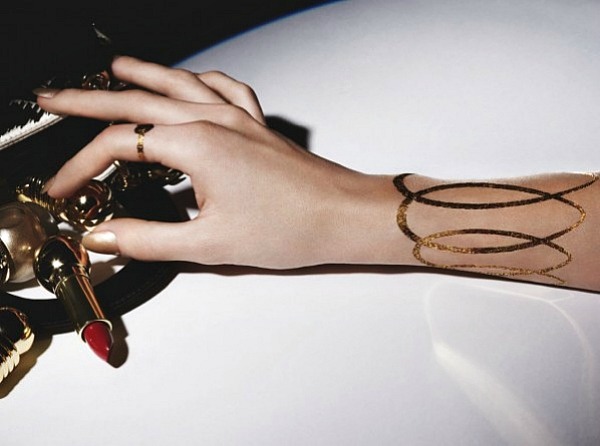 14 Modni zalogaj: Dior predstavio tetovaže od zlata  