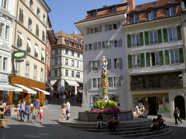 Slika33 Trk na trg: Place de la Palud, Švajcarska 