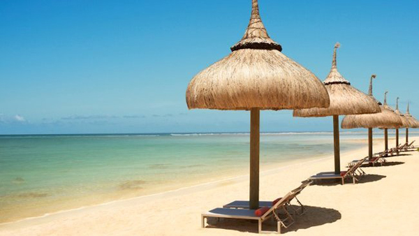 Sofitel So Mauritius beach umbrellas big Sofitel So: Lepote sunčanog Mauricijusa 
