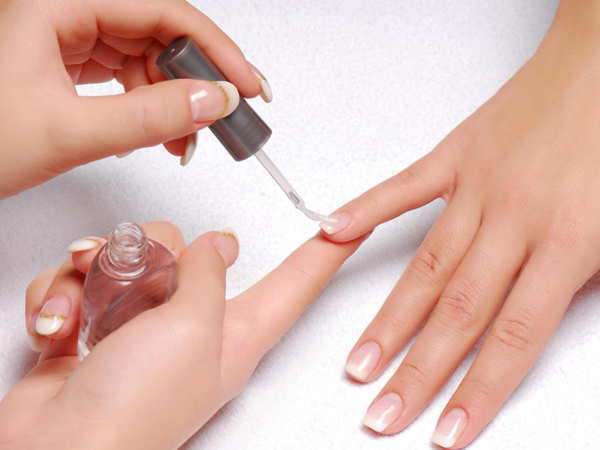 applying clear nail polish Koji lak za nokte da odaberete ako ste poslovna žena? 