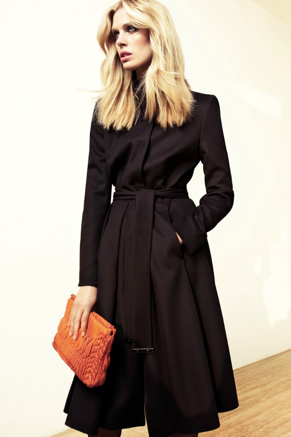 Crnoj kombinaciji dodajte boje kroz modne dodatke Escada: Prepoznatljiva elegancija