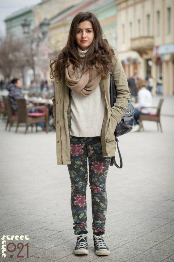 Devojka u cvetnim pantalonama i starkama 021 Street Style: Moderni Novosađani