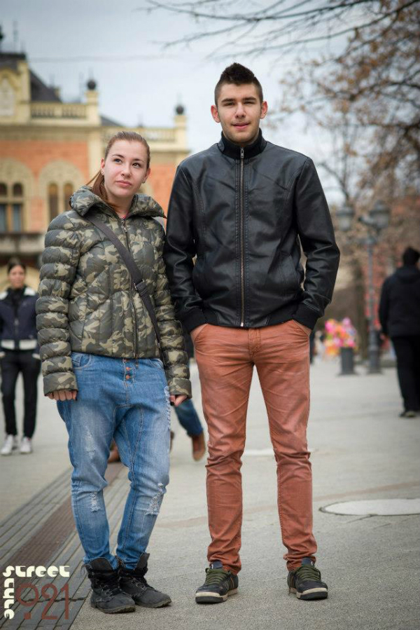 Momak u crnoj koznoj jakni i devojka u jakni s vojnickim printom 021 Street Style: Moderni Novosađani