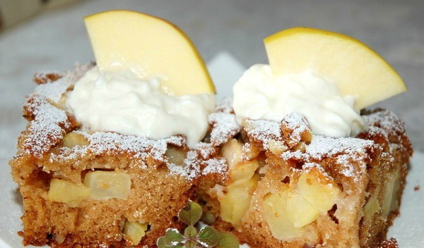 Slatki kolač sa jabukama na tanjiru Ukusne poslastice: Slatki kolač sa jabukama