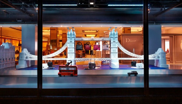 Tauer Bridž ukrašen Lady Dior torbicama Modni zalogaj: Dior invazija u robnoj kući “Harrods” 