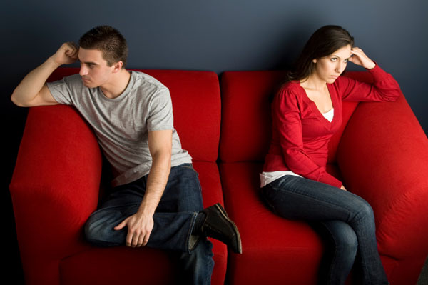 couple fighting on couch Horoskop: Kako se znaci ponašaju u svađi?