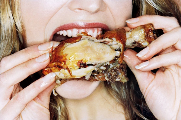 devojka jede meso1 Sedam stvari koje nikako ne smete da radite ako želite da smršate 