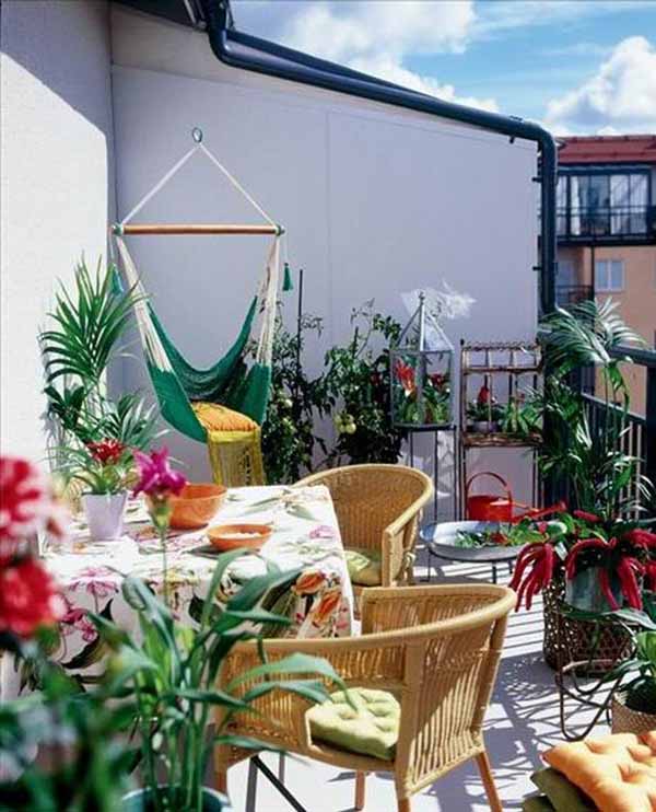 terasa sa stočićem stolicama i ljuljaškom Priprema za proleće: Terase 