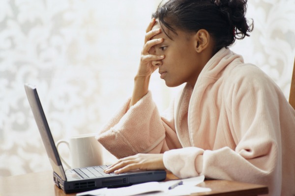 woman stressed on laptop Striptiz za pismene: Pismo za kraj 