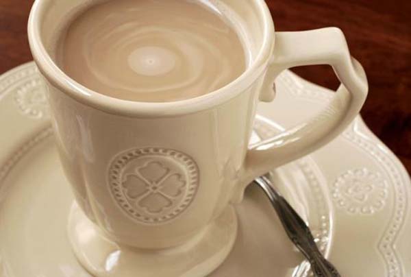 Bela kafa u starinskoj beloj šolji Kakvu kafu ti piješ? 