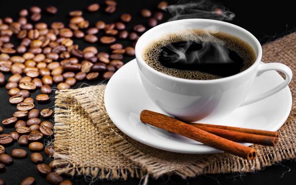 Crna kafa poslužena sa štapićima cimeta Kakvu kafu ti piješ? 