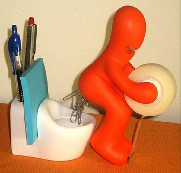 Držač za spajalice u obliku čoveka na toaletu Ludo i smešno: Sedam urnebesnih predmeta 