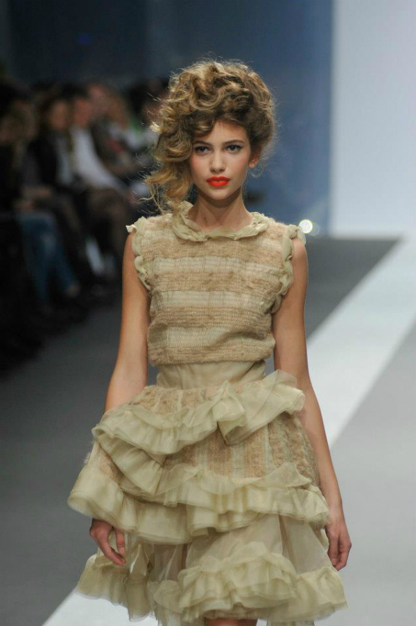 Interesantna bež haljina 33. Perwoll Fashion Week: Ana Šekularac 