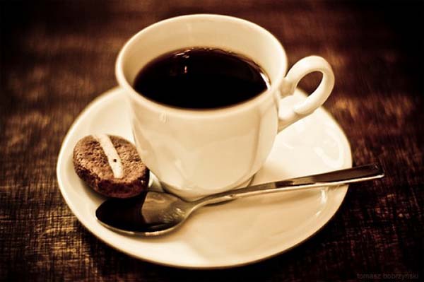 Kafa bez kofeina poslužena sa keksom u obliku zrna kafe Kakvu kafu ti piješ? 