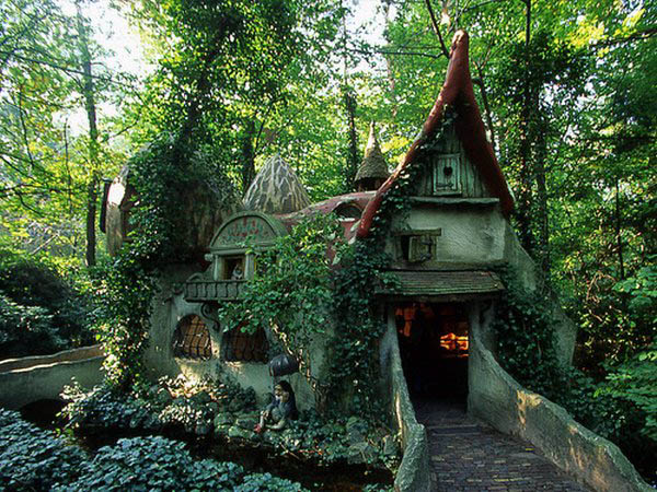Kuća u šumi prekrivena puzavicom Realne bajke: Neobični objekti 