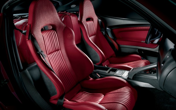 Luksuzna unutrašnja dekoracija automobila sa sedištima rađenim od najfinije kože 200 km/h: Alfa Romeo “8C Competizione” 