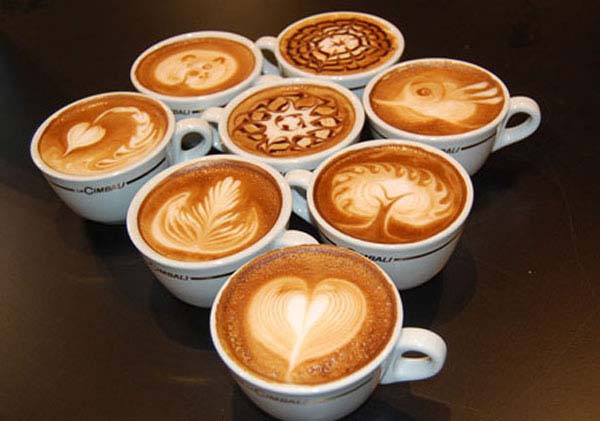 Osam šoljica kafe late sa iscrtanim motivima od pene Kakvu kafu ti piješ? 