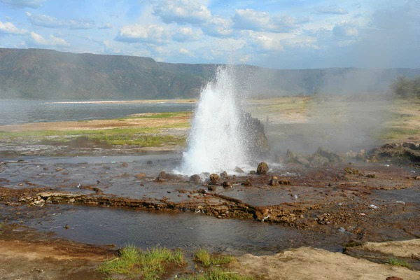 Umesto lave proključalo jezero Sve lepote zemlje safarija 