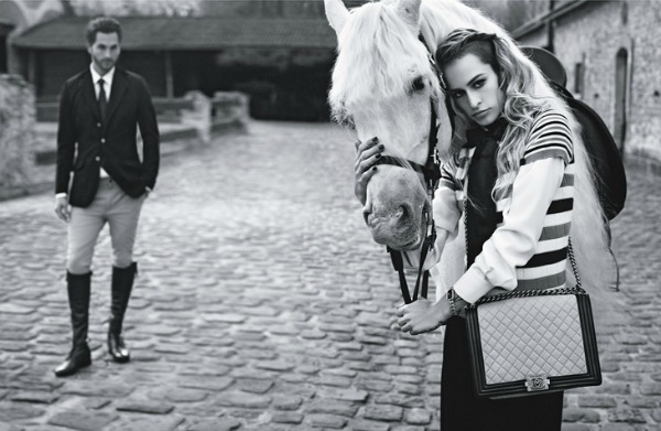 Veći model na preklop Chanel Boy Handbags: Alice Dellal i Karl Lagerfeld su tim 