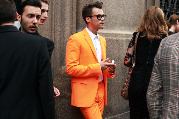 Èovek u narand¾astom odelu Muška moda: Vesela narandžasta                                                          