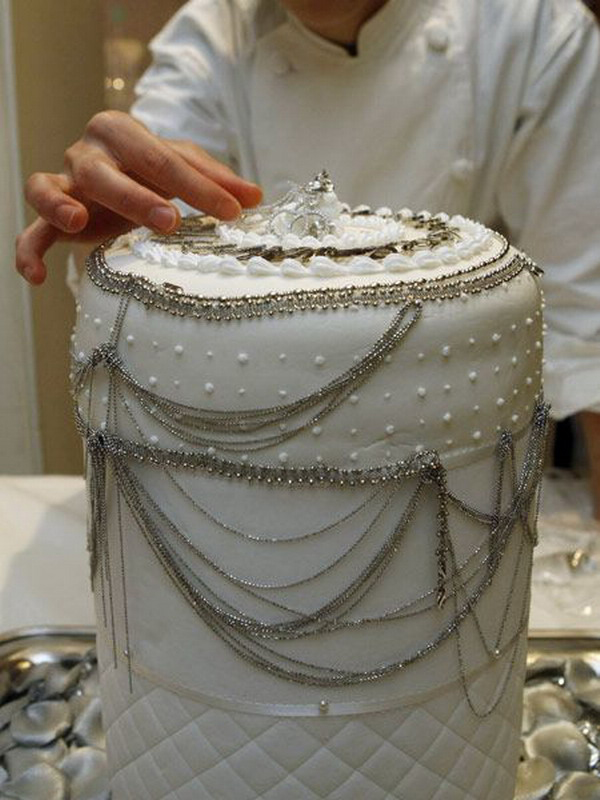 Bela torta ukrašena perlama od platine Top 10 najluksuznijih deserata sveta