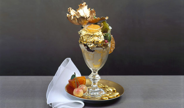 sladoled u čaši sa zlatnim listićima na vrhu Top 10 najluksuznijih deserata sveta
