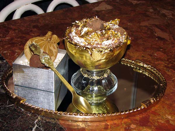 Čokoladni napitak poslužen u čaši od zlata i sa zlatnom kašičicom Top 10 najluksuznijih deserata sveta