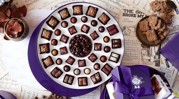 Okrugla ljubičasta kutija sa čokoladicama Vodič kroz potpuni užitak: Radionice čokolade