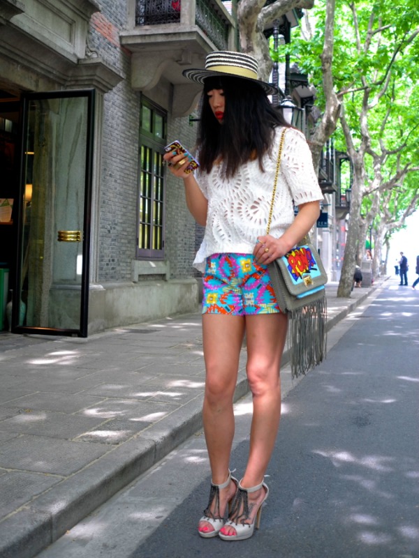 devojka sa šeširom gleda u mobilni 2  Face Hunter: Yvan Rodic u Beogradu