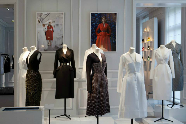Crno bijelo Dior: Putovanje na kome se susreću prošlost, sadašnjost i budućnost 