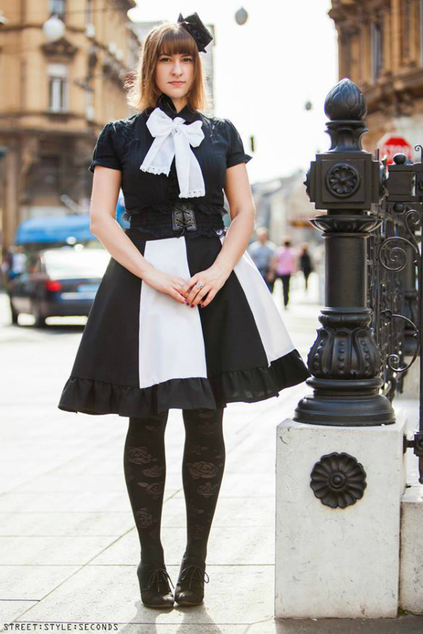 Devojka u nesvakidašnjoj crnoj haljini sa sesiricem na glavi Street Style: Fantastično leto u Zagrebu (1. deo)