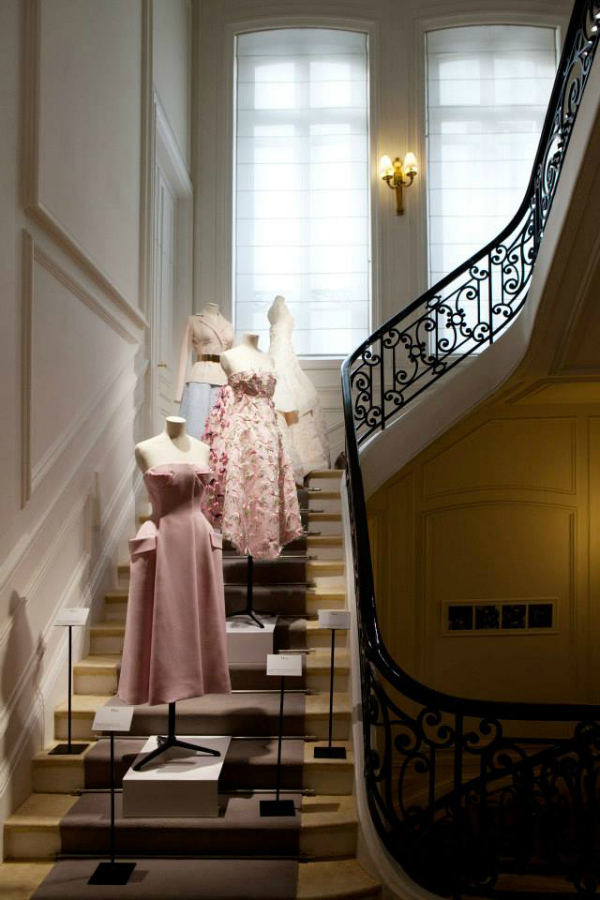 Ružičasto Dior: Putovanje na kome se susreću prošlost, sadašnjost i budućnost 