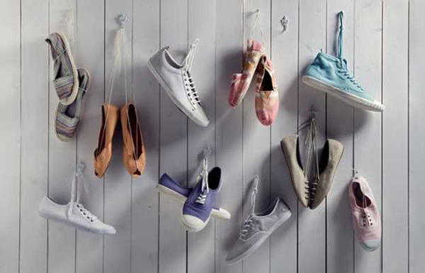 Cipele okacene na dascani zid Inventivna i veličanstvena: Skladišta za cipele 