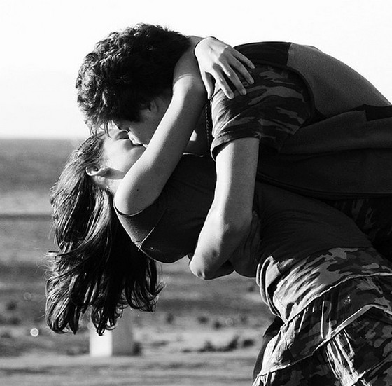 Kiss couple hug love black and white Horoskop za avgust: Devica (ljubav)