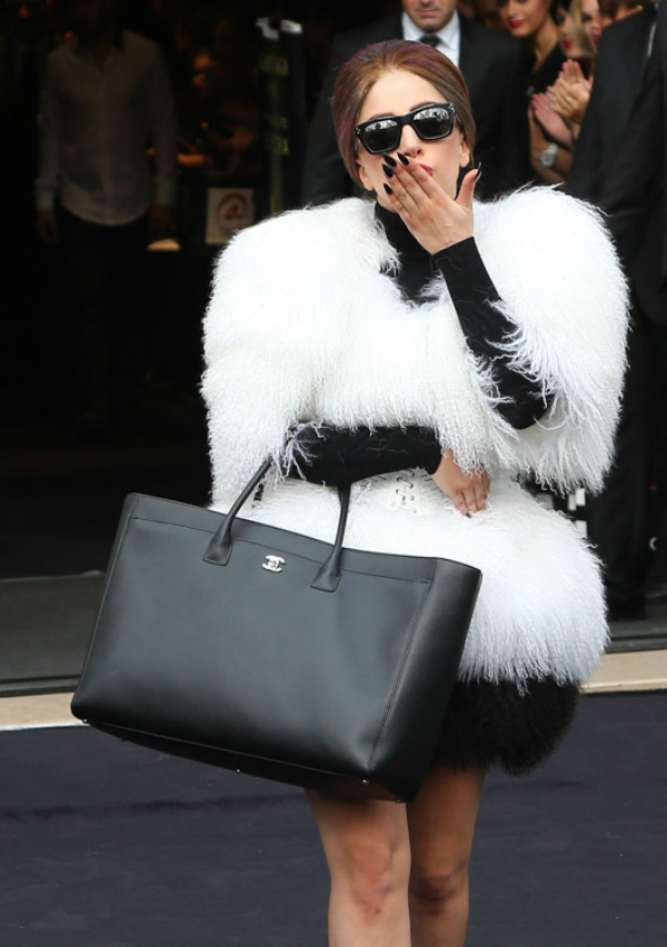 Gaga u beloj bundi Sve torbe: Lady Gaga 