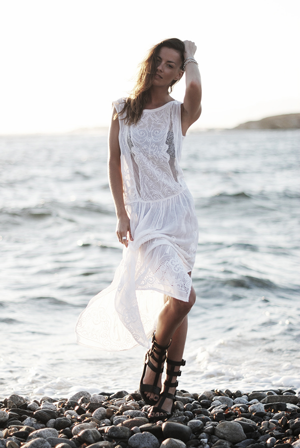 picture capture shoot sea island mykonos greece Šta modne blogerke nose ovih dana: Teksas, karirano i kraljevskoplava
