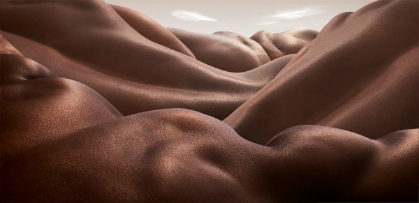 “Desert of Backs” Bodyscapes: Gola tela pretvorena u pejzaže 