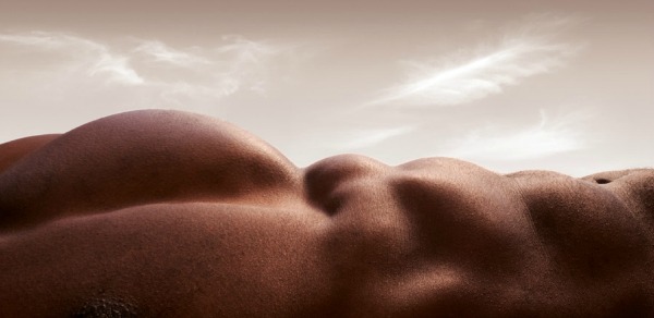 “Pectoral Dunes” Bodyscapes: Gola tela pretvorena u pejzaže 
