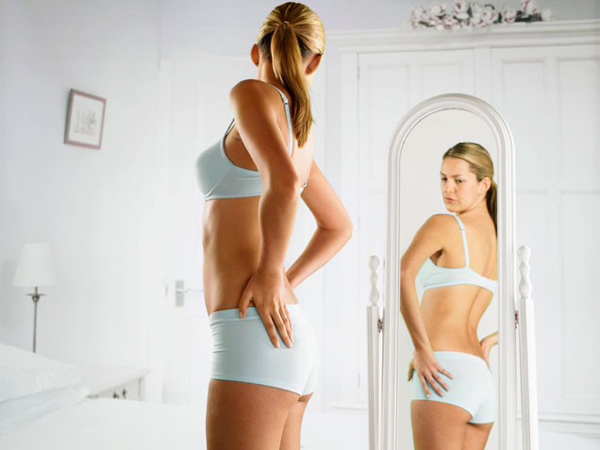 1 woman looking in mirror 636 Ženski tripovi: Da li sam debela u ovome? 