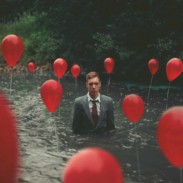 Crveni baloni i sivo poslovno odelo Crtanje pomoću svetlosti: Fotograf Kyle Thompson 